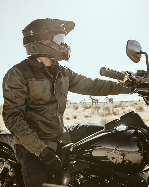 ストリート系バイクに映えるICONのおしゃれなライディングアパレル